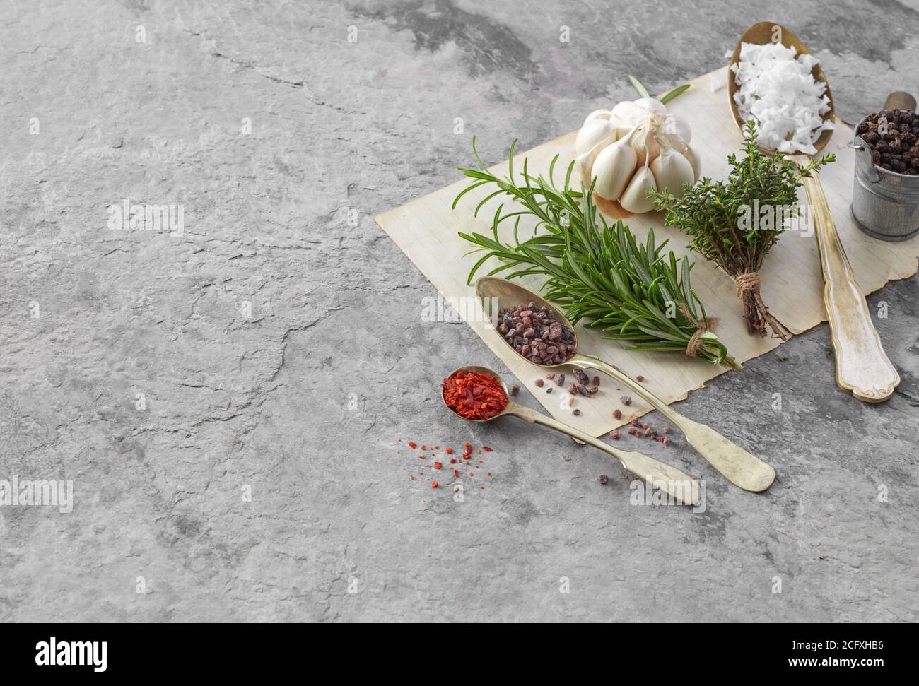 Gewürze und Kräuter auf Stein Hintergrund Stockfoto