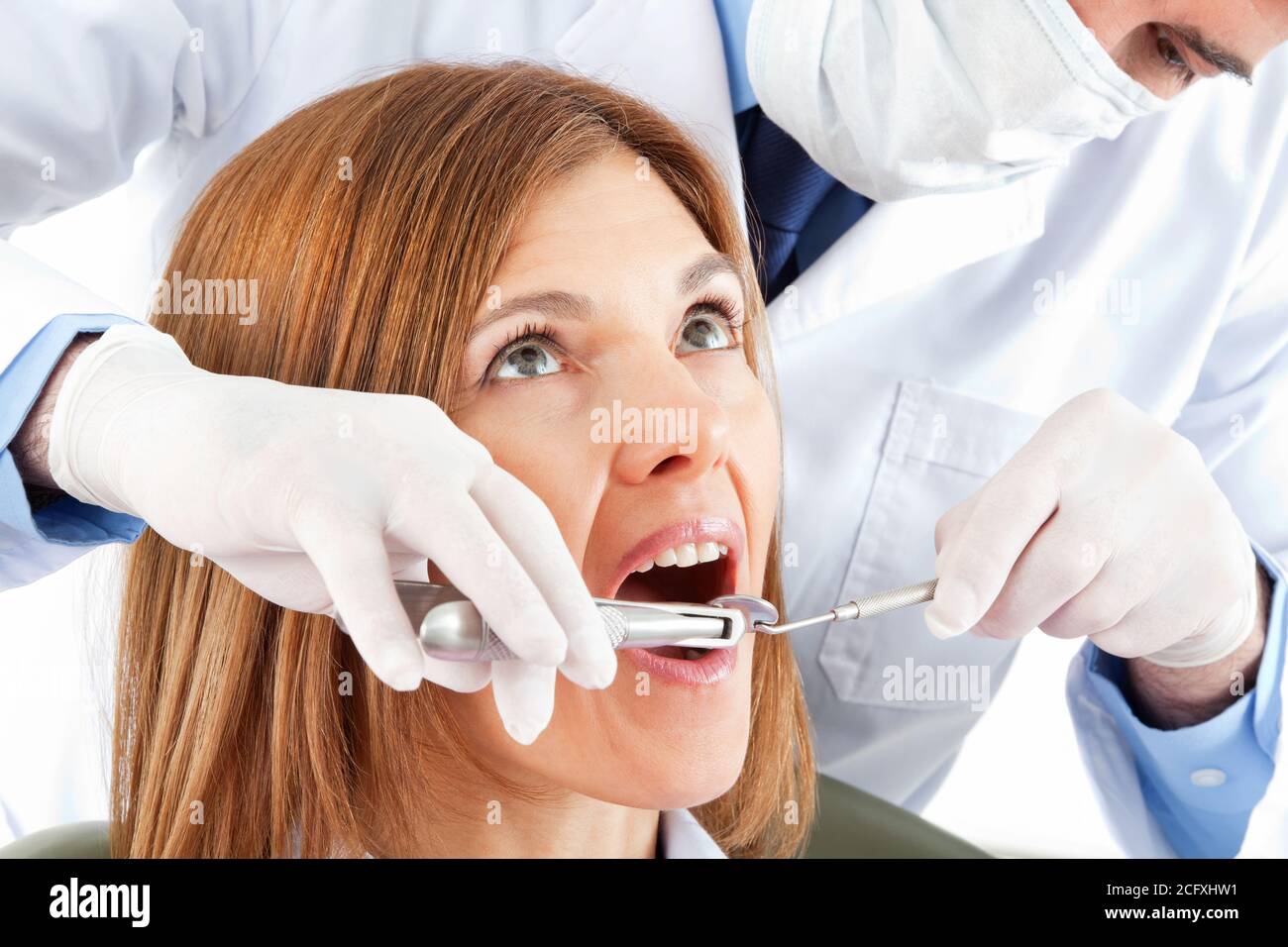 Zähne beim Zahnarzt mit einer Zange ziehen Stockfoto