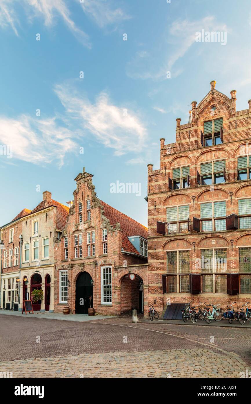 Reihe von alten Häusern in der niederländischen Innenstadt von Zutphen, Niederlande Stockfoto