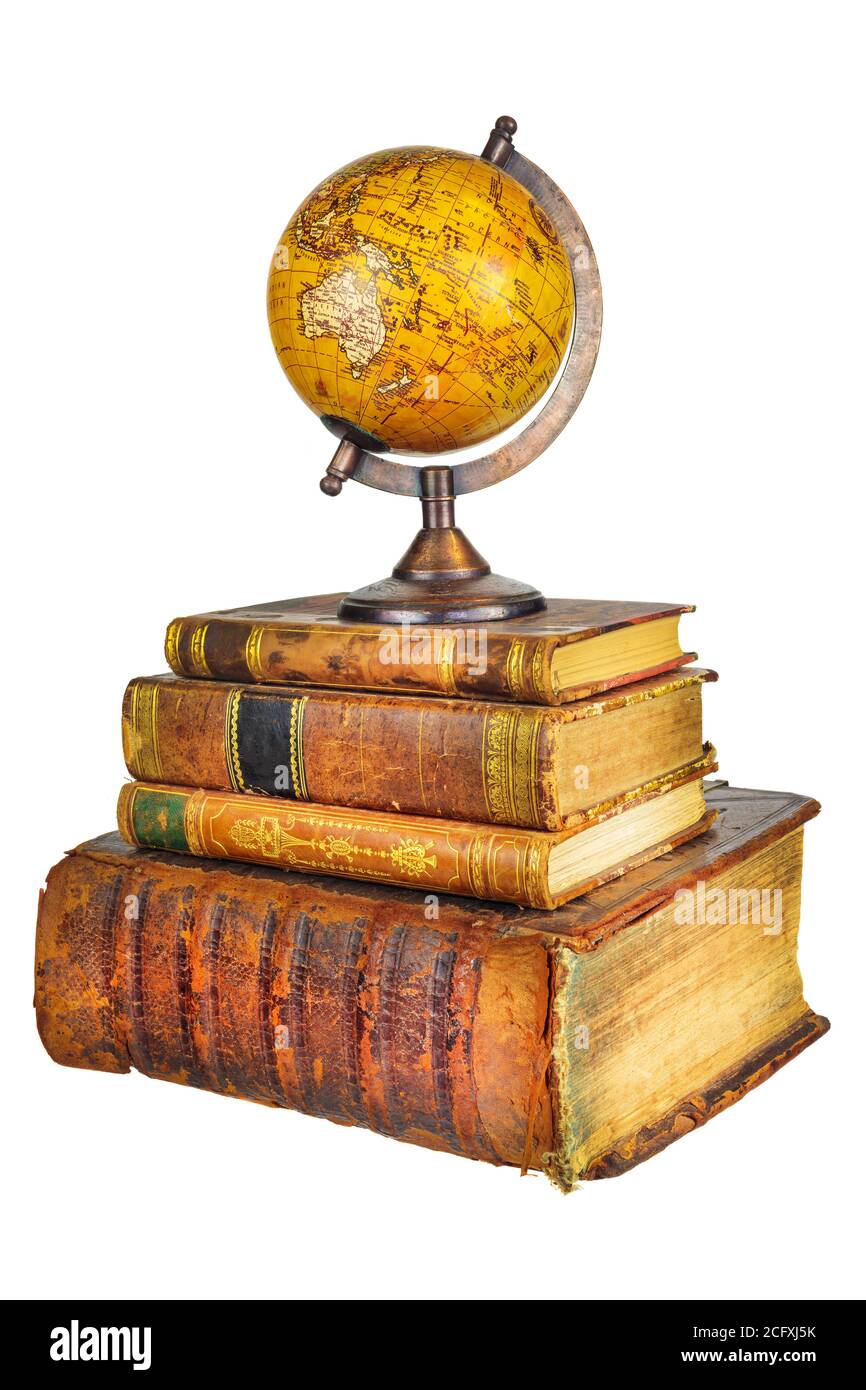 Stapel alter gebrauchter Bücher mit alter Kugel isoliert auf Ein weißer Hintergrund Stockfoto