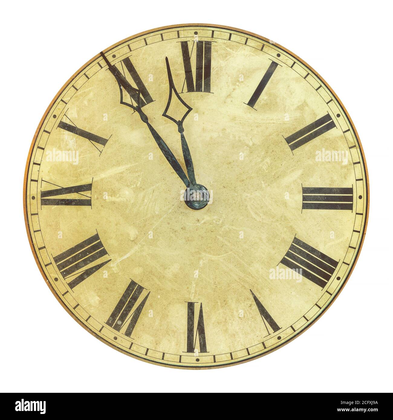 Alte verwitterte Uhr Gesicht mit der Zeit fünf bis zwölf Isoliert auf weißem Hintergrund Stockfoto