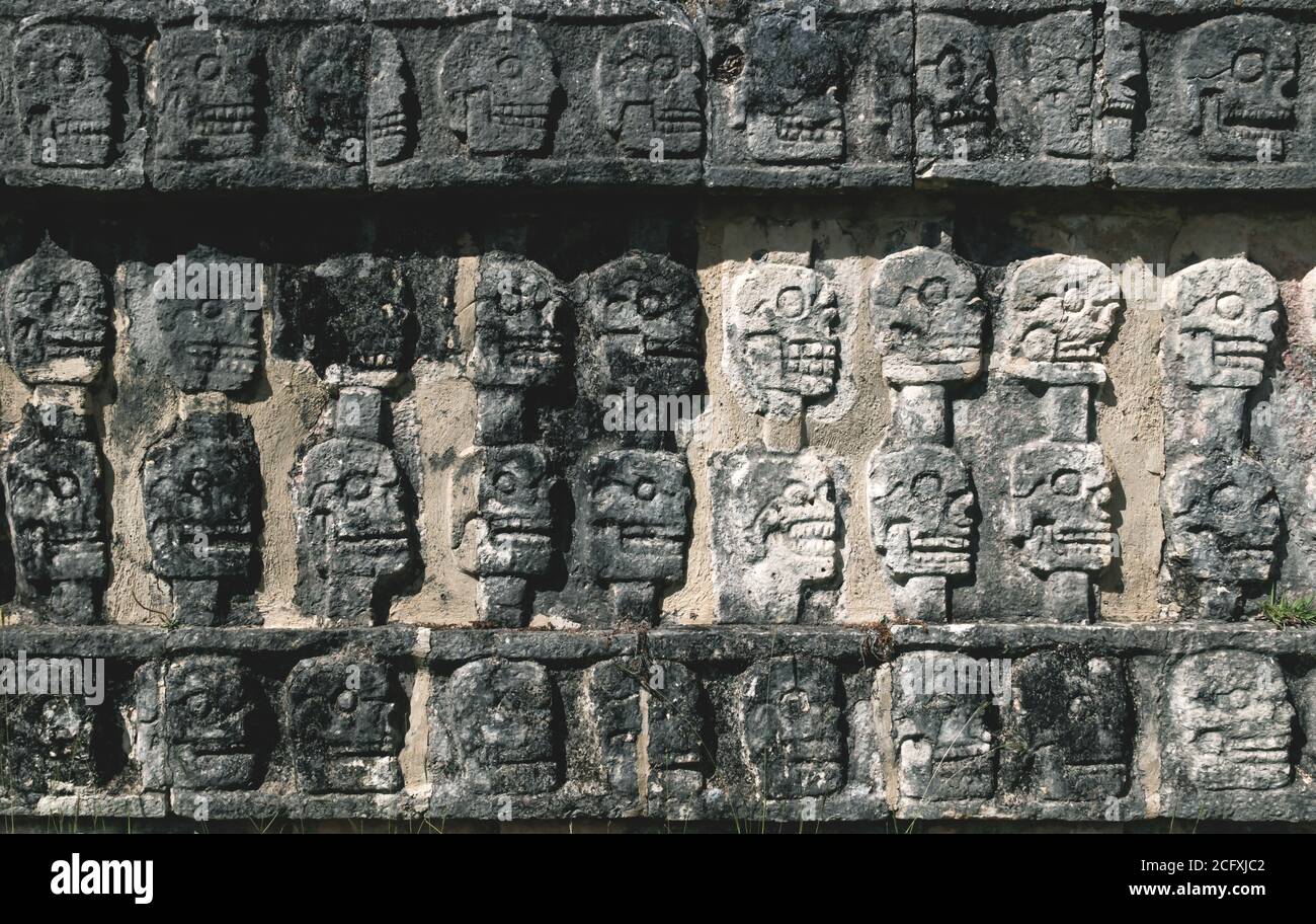 Detail von geschnitzten Schädeln in einem Maya-Tempel aus Stein in Chichen Itza, Yucatan, Mexiko Stockfoto