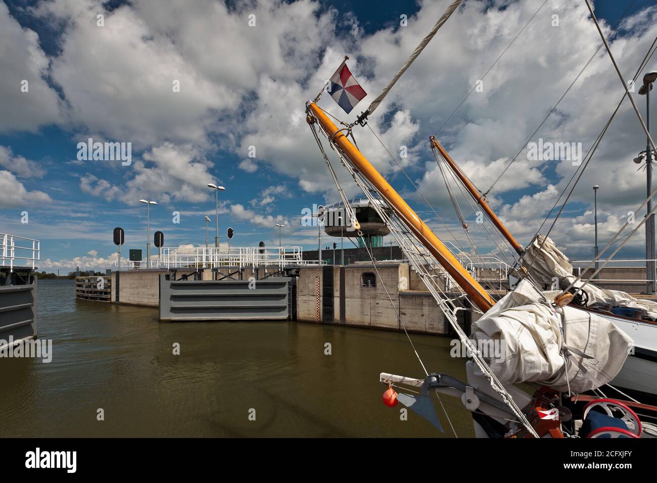 Traditionelles Segelschiff, das eine Schleuse am Markermeer in der verlässt Niederlande in der Nähe der Stadt Enkhuizen Stockfoto