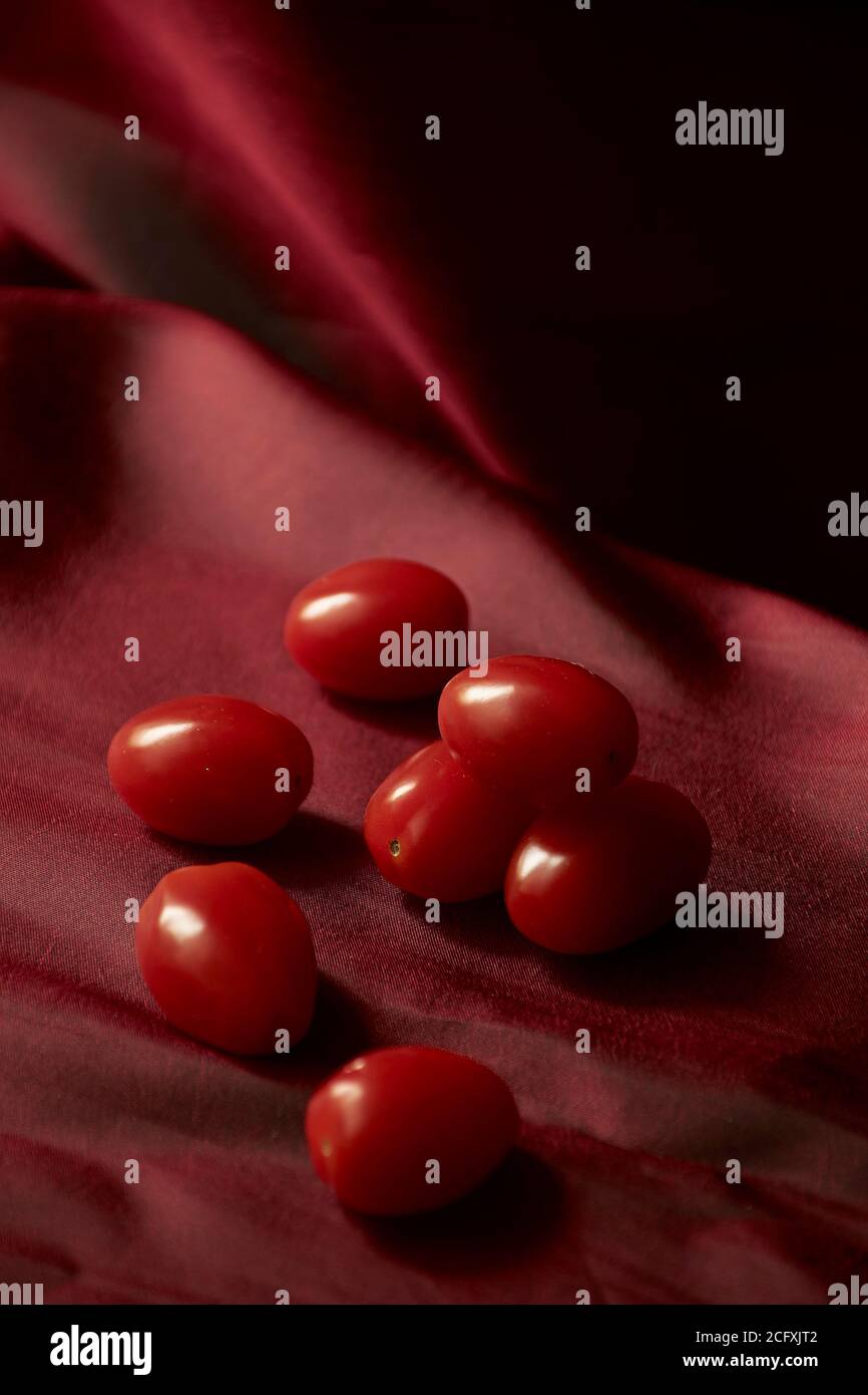 Einfarbige rote Stillleben Ideen Stockfoto