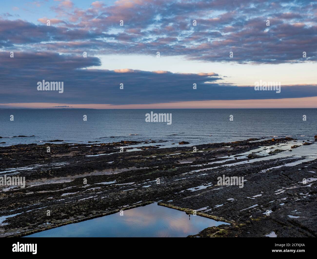 Sonnenuntergang am Castle Sands Beach, St Andrews, Fife, Schottland, Großbritannien, GB. Stockfoto