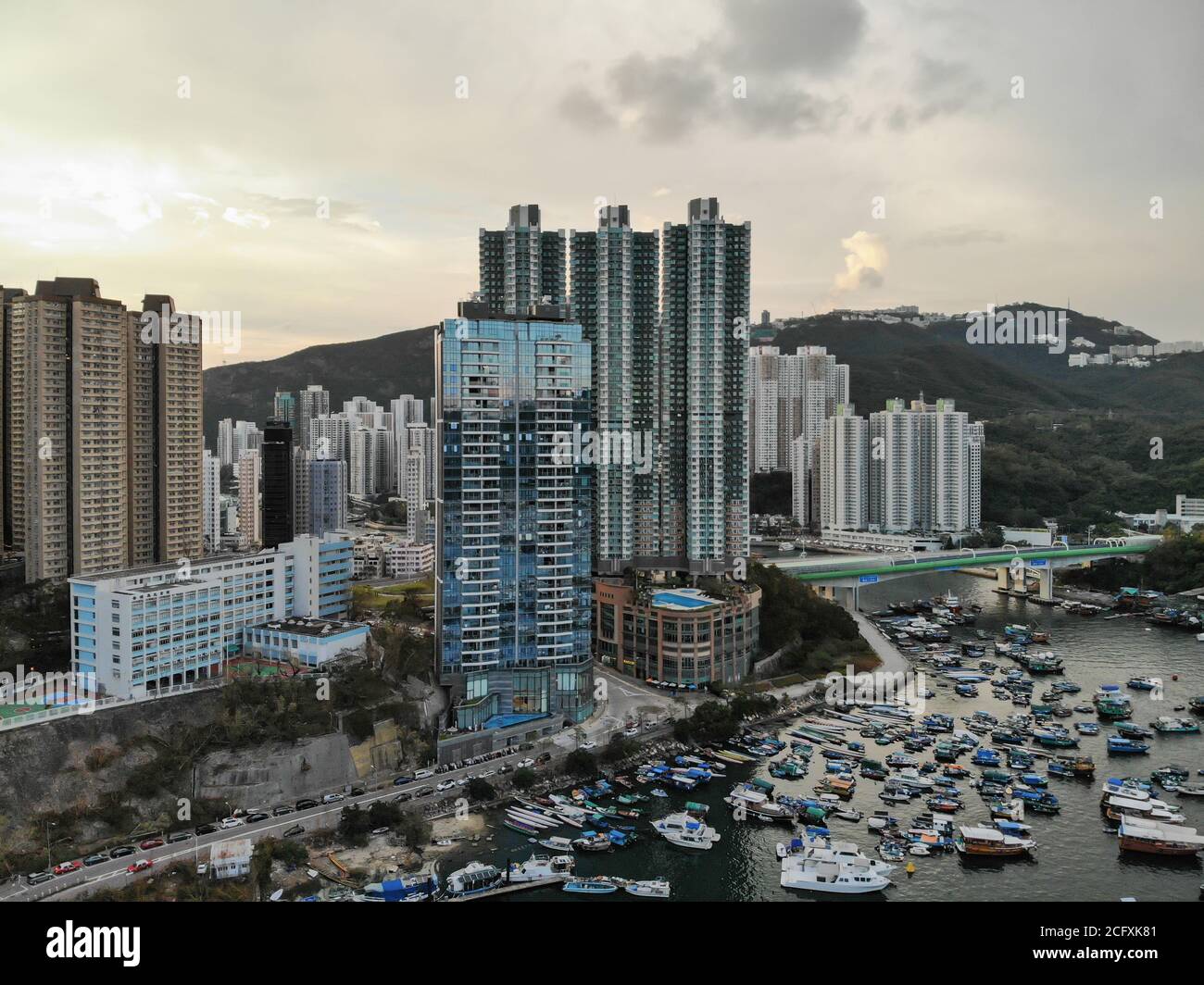 Eine Luftaufnahme über dem Aberdeen Typhoon Shelter, zeigt Fischerboote und Wohnhäuser in AP Lei Chau, Hongkong. Stockfoto