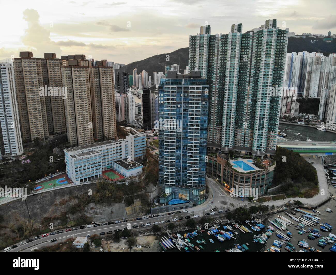 Eine Luftaufnahme über dem Aberdeen Typhoon Shelter, die Wohnhäuser und Wohnblocks in AP Lei Chau, Hongkong zeigt. Stockfoto