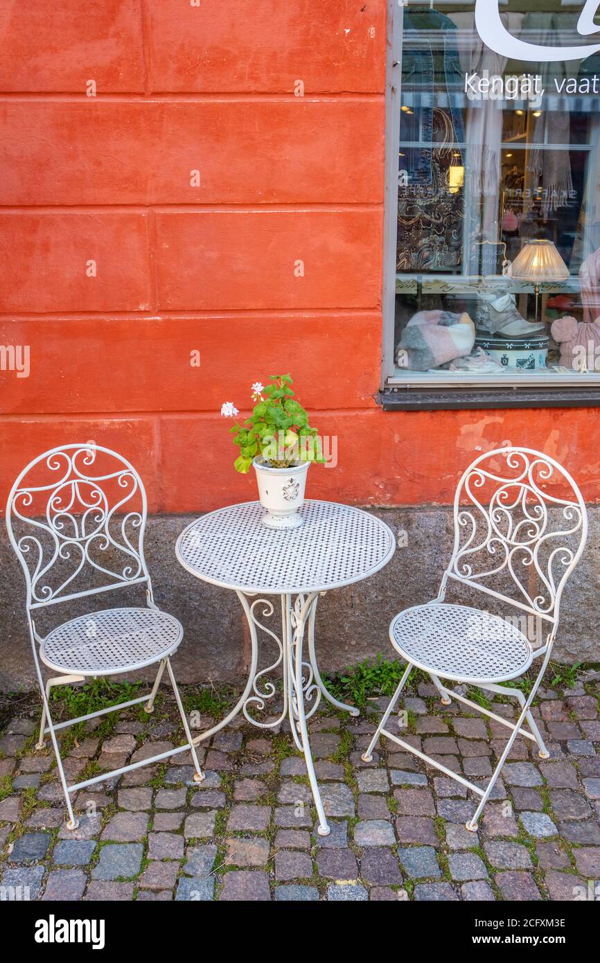 Tisch und zwei Stühle im Straßencafé in Porvoo, Finnland. Stockfoto