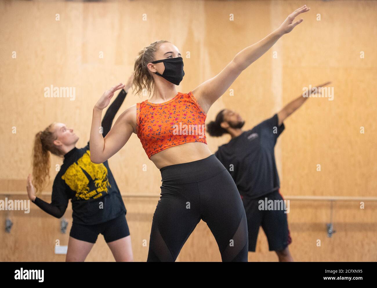 Die Schüler beobachten soziale Distanzierung, während sie an einer Tanzsession teilnehmen, während der Unterricht an der Mountview Academy of Theatre Arts Drama School in Peckham, Süd-London, nach seiner Schließung durch Coronavirus wieder aufgenommen wird. Stockfoto