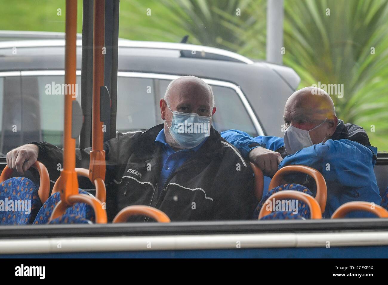 Die Menschen tragen Gesichtsmasken auf öffentlichen Verkehrsmitteln durch Caerphilly Zentrum, da die Grafschaft Bezirk in Südwales unter einer lokalen Sperre nach einem "bedeutenden Anstieg" in Coronavirus-Fällen platziert werden soll. Die walisische Regierung erklärte, dass die Menschen das Gebiet nicht ohne eine angemessene Entschuldigung betreten oder verlassen dürfen, wenn die Beschränkungen am Dienstag um 18 Uhr in Kraft treten. Stockfoto