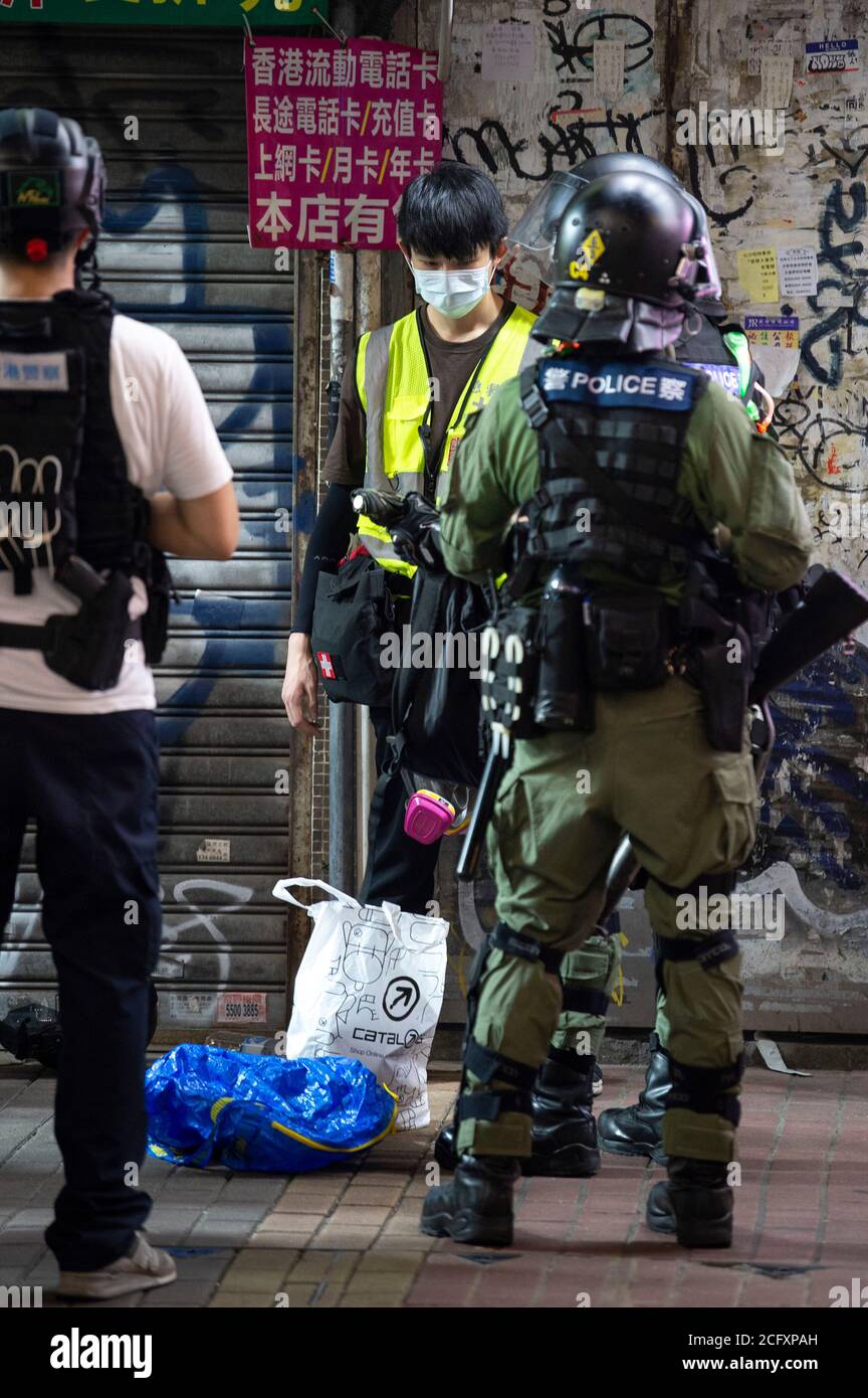 Hongkong, China. September 2020. Am Tag der Wahlen in Hongkong gingen Demonstranten auf die Straßen von Kowloon. Sie protestieren gegen die Einführung des nationalen Sicherheitsgesetzes und gegen die Verschiebung der Wahlen in Hongkong um 12 Monate. Erste-Hilfe-Mitarbeiter werden durchsucht und wegen Teilnahme an einer illegalen Versammlung verhaftet. Hong Kong, 09/06/2020 Quelle: dpa/Alamy Live News Stockfoto