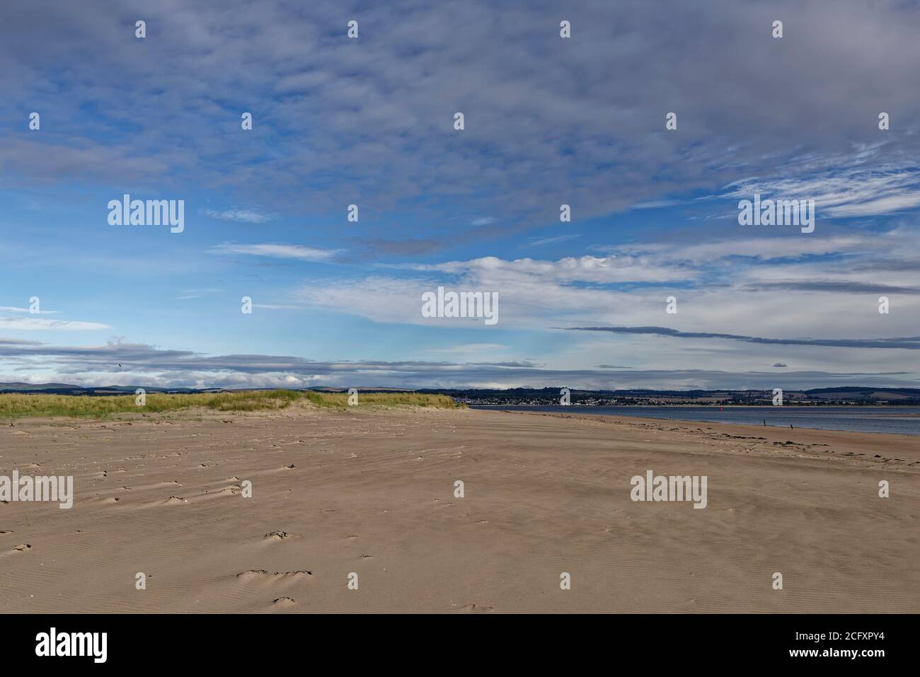 Der breite sandige einsame Strand von Tentsmuir zeigt auf dem südlichen Rand der Tay Mündung, Blick nach Norden in Richtung Broughty Ferry, Stockfoto