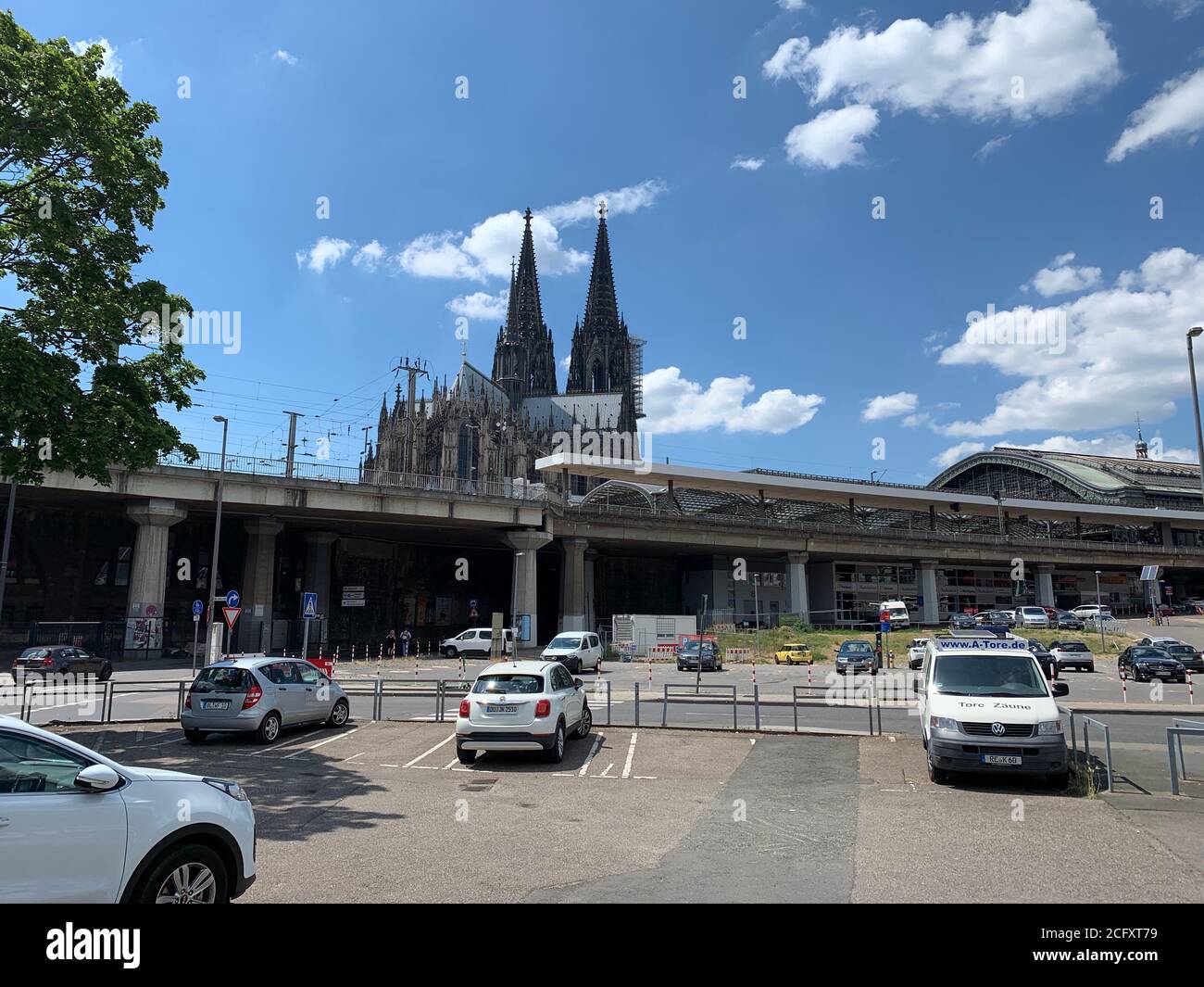 Kölner Skyline mit der Hohenzollernbrücke und dem Kölner Dom im Hintergrund. Stockfoto