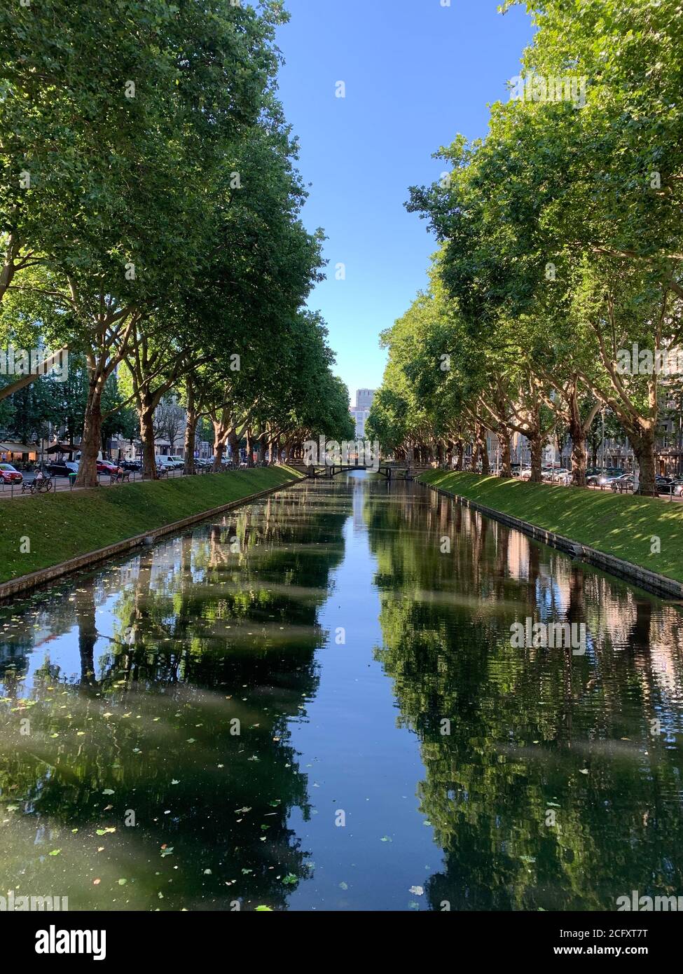 Der Kanal an der Königsallee (King's Avenue).Diese Straße ist berühmt für Luxus-Shopping. Düsseldorf, Deutschland Stockfoto