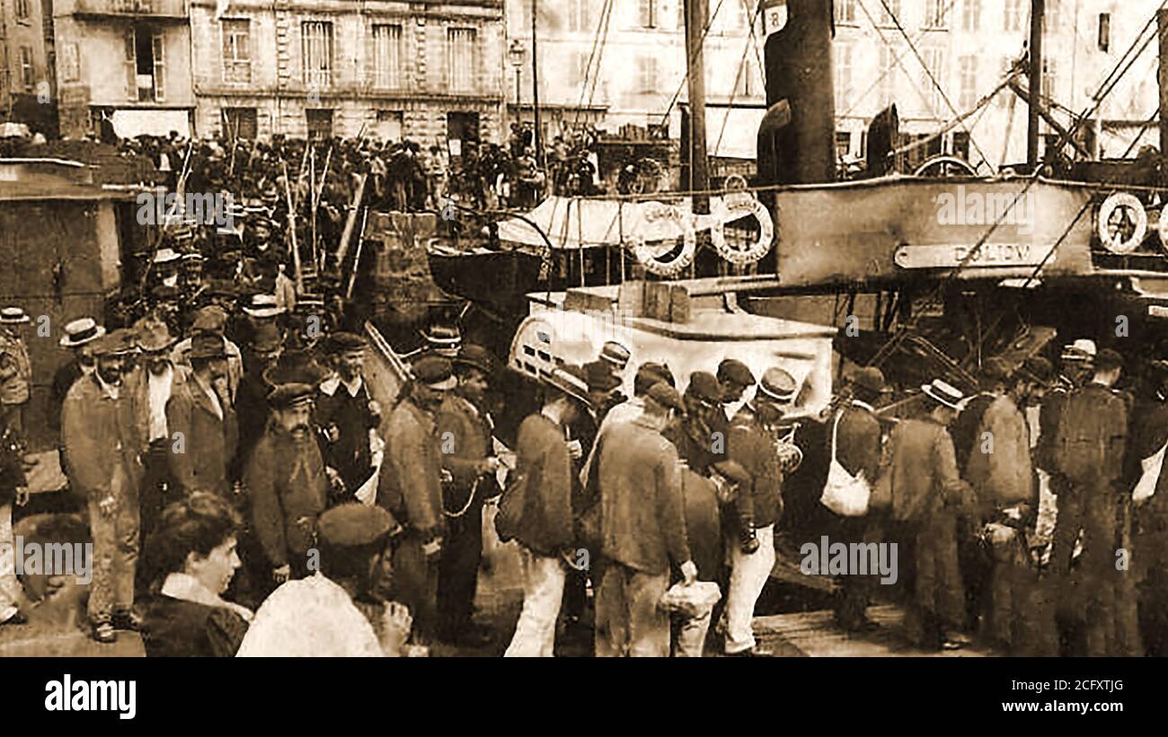 Ein frühes altes Foto von französischen Sträflingen (paarweise angekettet) an Bord der Colionia (?) In La Rochelle, Frankreich. Das genaue Datum oder Details sind nicht aufgezeichnet, aber es ist bekannt, dass Französisch Guayana erhielt Fälscher und andere Kriminelle zwischen 1852 und 1939, Und dass Neukaledonien und seine Insel Pines in Melanesien zwischen den 1860er und 1897 transportierte Dissidenten wie die Communards, Kabyleaufständische und verurteilte Kriminelle empfingen. Es scheint, dass einige der Verurteilten (links) nicht übermäßig besorgt sind, wenn man von ihrem Lächeln absieht! Stockfoto