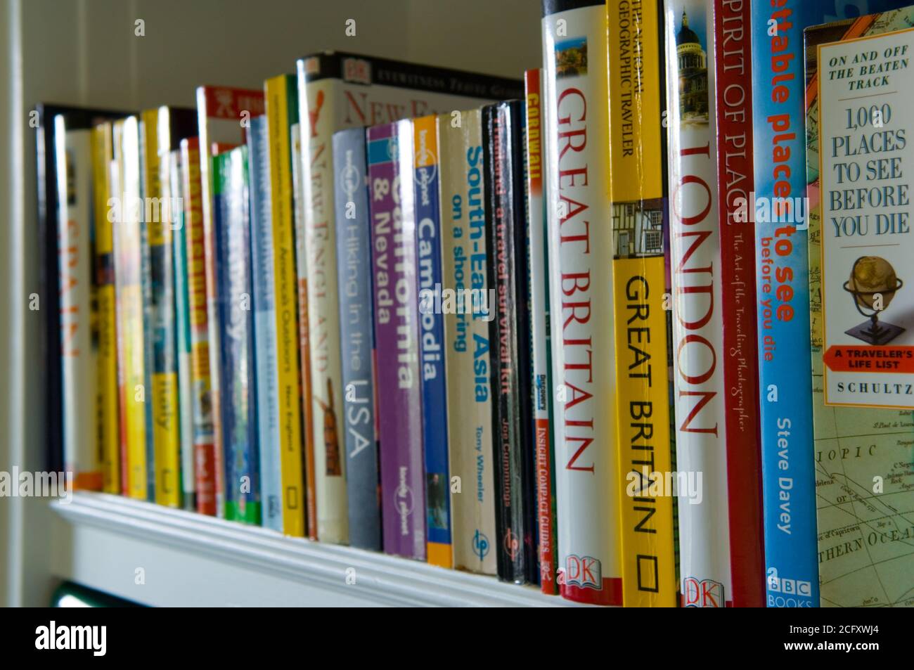 Reisebücher auf einem Bücherregal Stockfoto