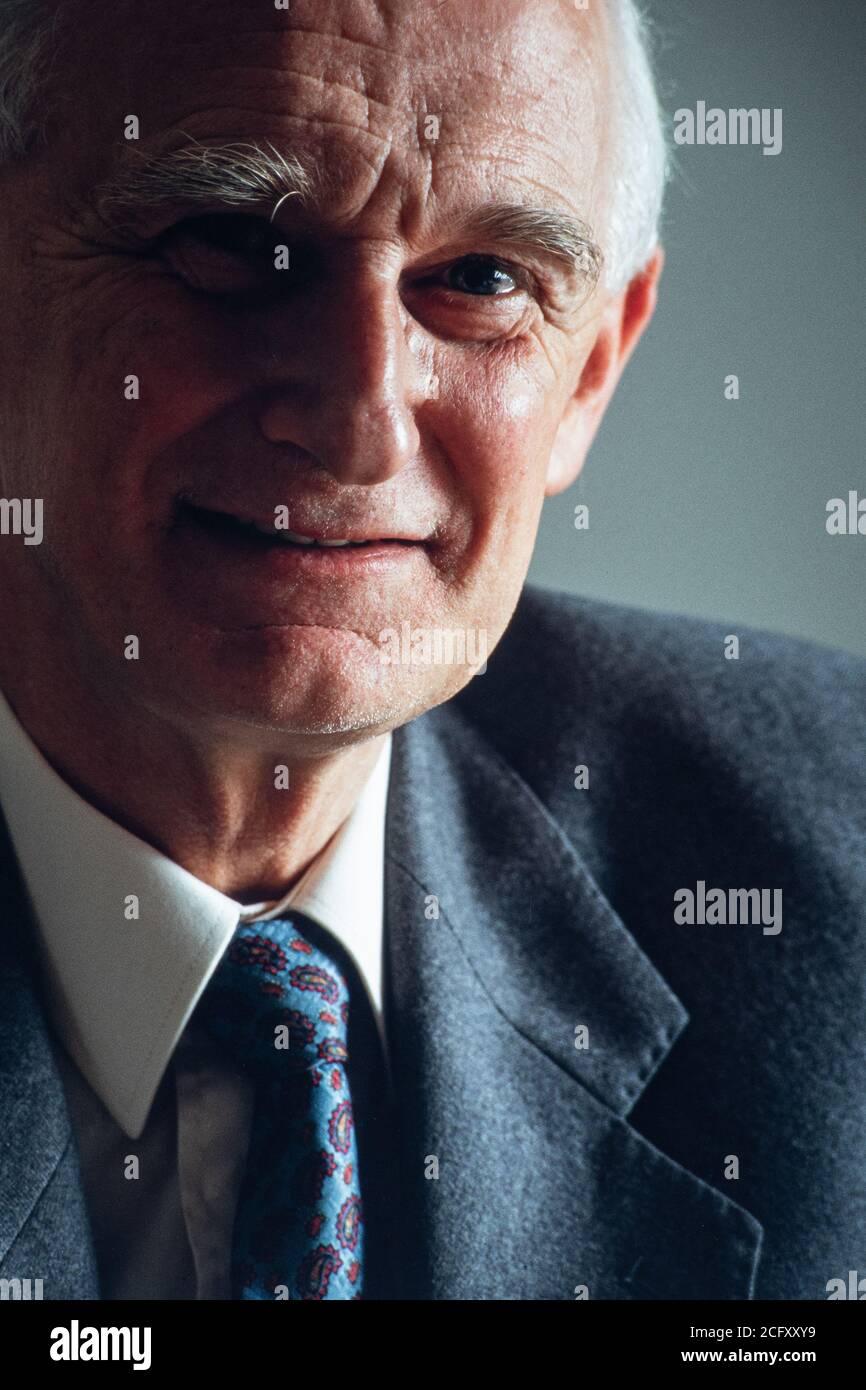 Sir Ron Dearing mit den ersten Entwurfskopien seines NCC-Zwischenberichts zum National Curriculum an der NCAA in Notting Hill, London. 02. August 1993. Foto: Neil Turner Stockfoto