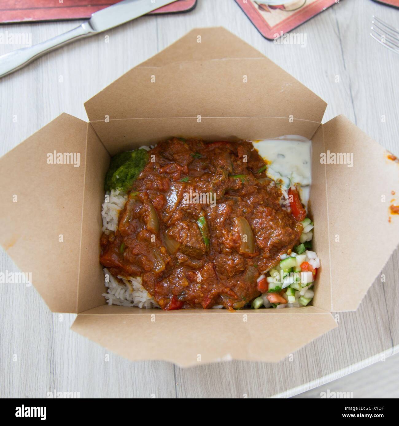 Mutton jalfrezi in einer Take Away Box, Hope Cove, Kingsbridge, Devon, England, Vereinigtes Königreich. Stockfoto