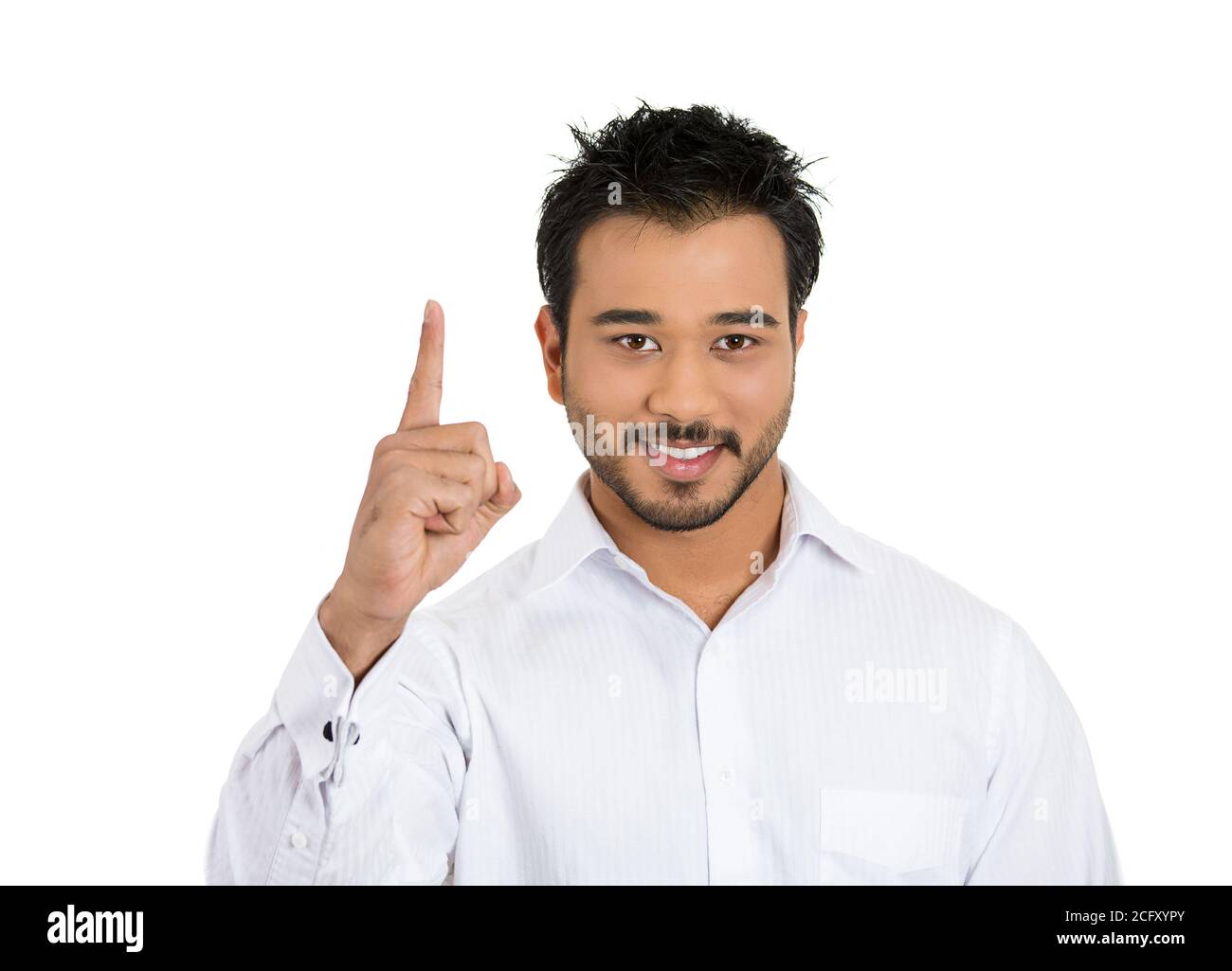 Nahaufnahme Porträt von glücklich, lächelnd, freundlich Kerl, junger Mann, Zeigefinger, isoliert auf weißem Hintergrund. Positive menschliche Gesichtsausdrücke, emot Stockfoto