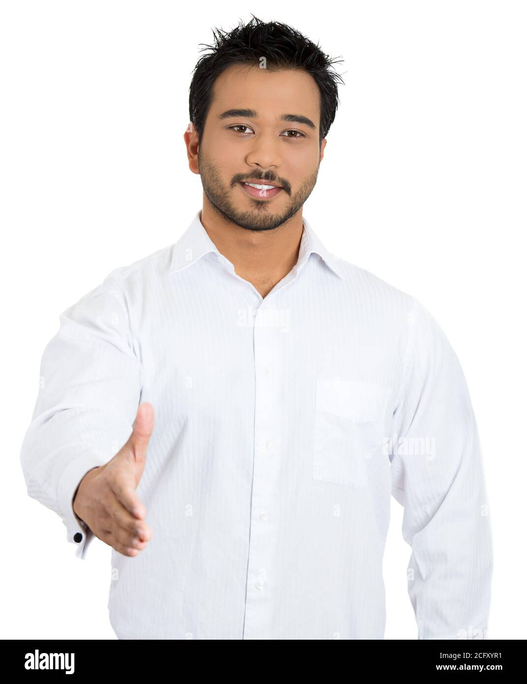 Nahaufnahme Porträt von schönen jungen lächelnden Mann geben ausschiebende Arm für Handschlag bei Kamera Geste isoliert auf weißem Hintergrund. Positive menschliche Emoti Stockfoto