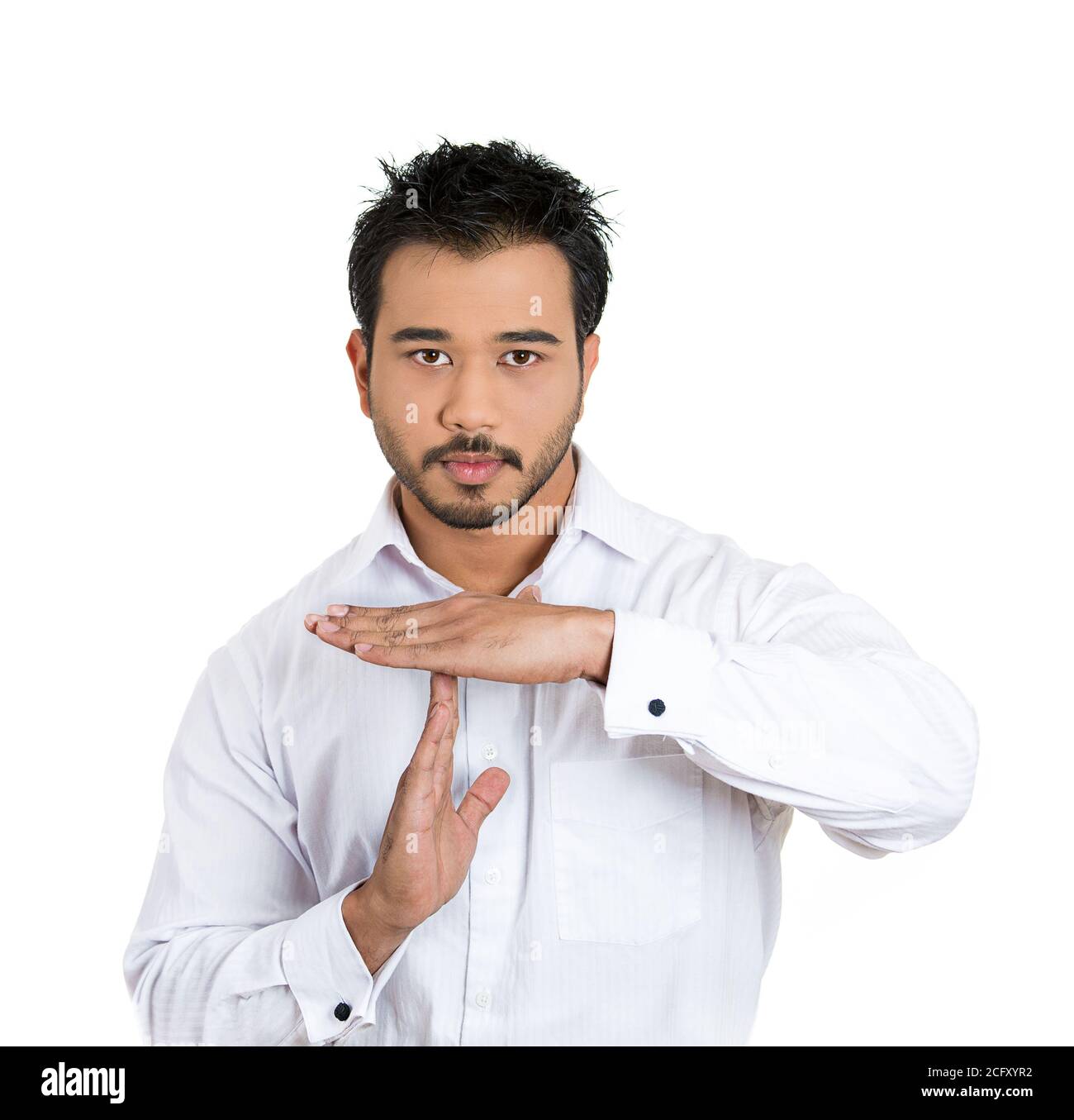Nahaufnahme Porträt von schönen jungen ernsten Mann zeigt eine Auszeit Geste mit Händen, isoliert auf weißem Hintergrund. Negative menschliche Emotionen, Gesichts ex Stockfoto