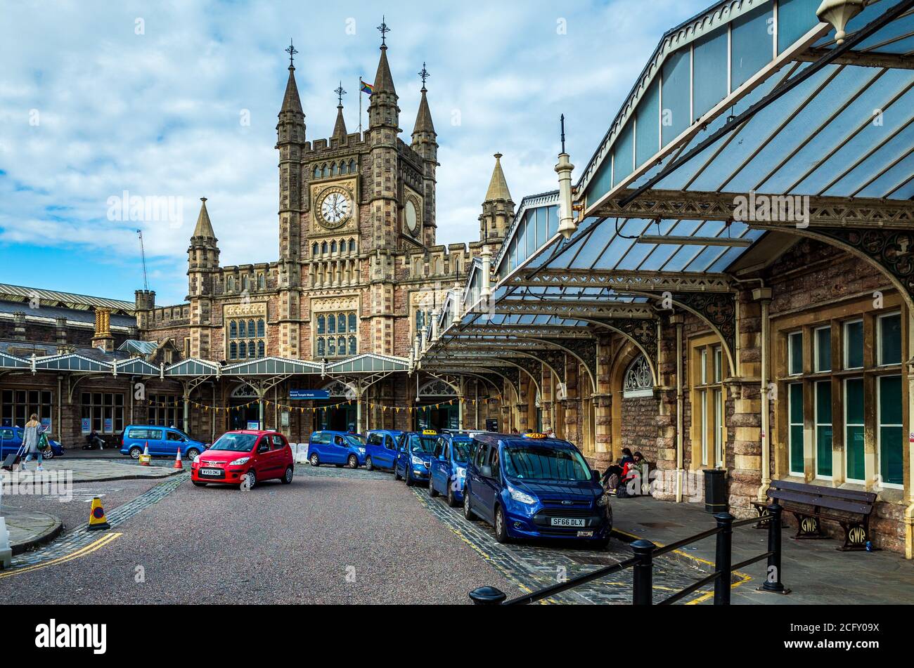 Bahnhof Bristol Temple Meads - Taxis vor dem Bahnhof Bristol Temple Meads. Eröffnet 1840, Design-Ingenieur Isambard Kingdom Brunel. Klasse I. Stockfoto Bahnhof Bristol Temple Meads - Taxis vor dem Bahnhof Bristol Temple Meads. Eröffnet 1840, Design-Ingenieur Isambard Kingdom Brunel. Klasse I. Stockfoto