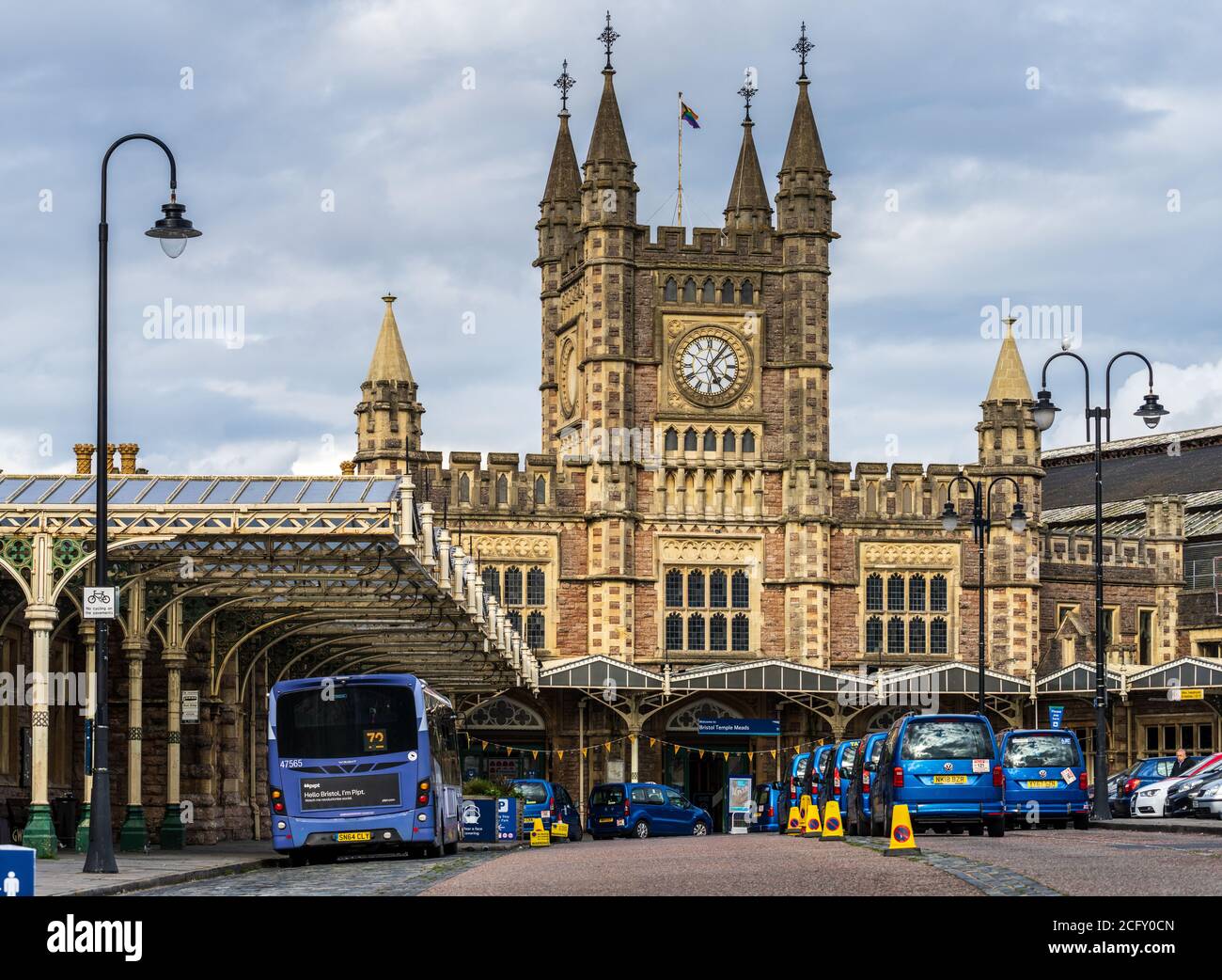 Bahnhof Bristol Temple Meads - Taxis vor dem Bahnhof Bristol Temple Meads. Eröffnet 1840, Design-Ingenieur Isambard Kingdom Brunel. Klasse I. Stockfoto Bahnhof Bristol Temple Meads - Taxis vor dem Bahnhof Bristol Temple Meads. Eröffnet 1840, Design-Ingenieur Isambard Kingdom Brunel. Klasse I. Stockfoto