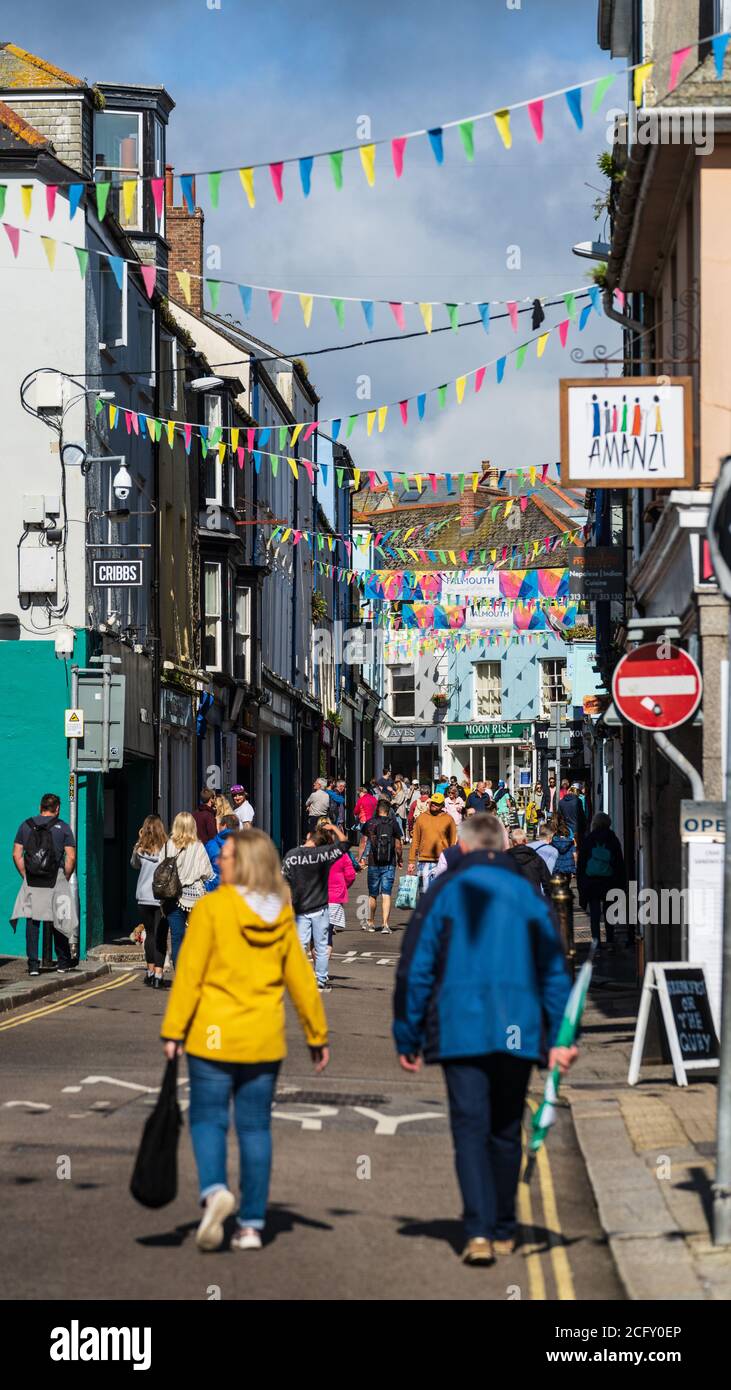 Falmouth Tourism - Touristen einkaufen und zu Fuß durch Arwenack Street im Zentrum von Falmouth UK. Stockfoto