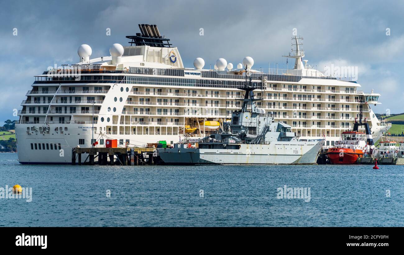 Falmouth Docks - die Welt Wohn-Kreuzfahrtschiff in Falmouth Docks während der Covid-19 Coronavirus Pandemie gelegt. Stockfoto