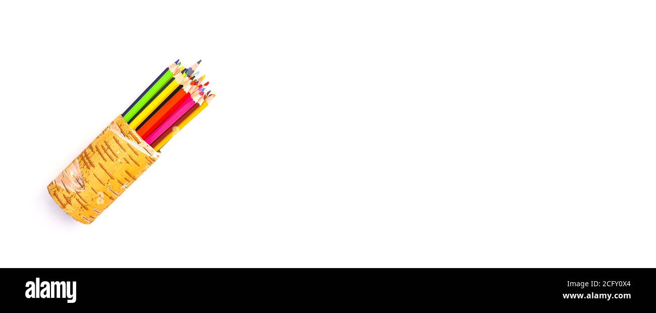 Farbstifte in einem handgefertigten Birkenrindenorganisator auf Weiß Hintergrund Stockfoto