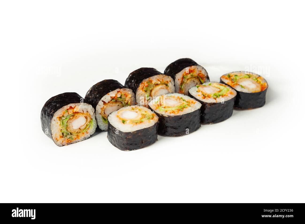 Sushi-Rolle mit gebratenen Garnelen und Kaviar auf einem weißen Teller, klassisches japanisches Sushi. Traditionelles japanisches Essen mit Maki. Leckere Sushi-Stücke. Für das Restaurant-Menü. Copyspace. Stockfoto