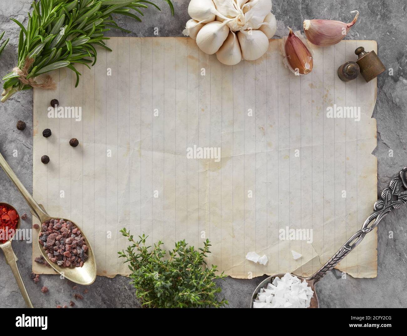 Leeres Papier, Kräuter und Gewürz auf Steingrund Stockfoto