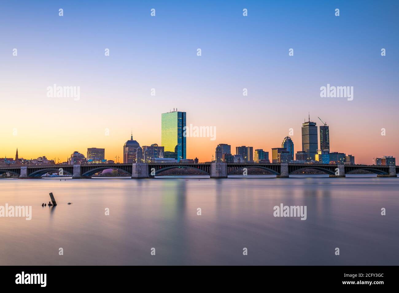 Boston, Massachusetts, USA downtown Stadtbild über von der Charles River in der Morgendämmerung. Stockfoto