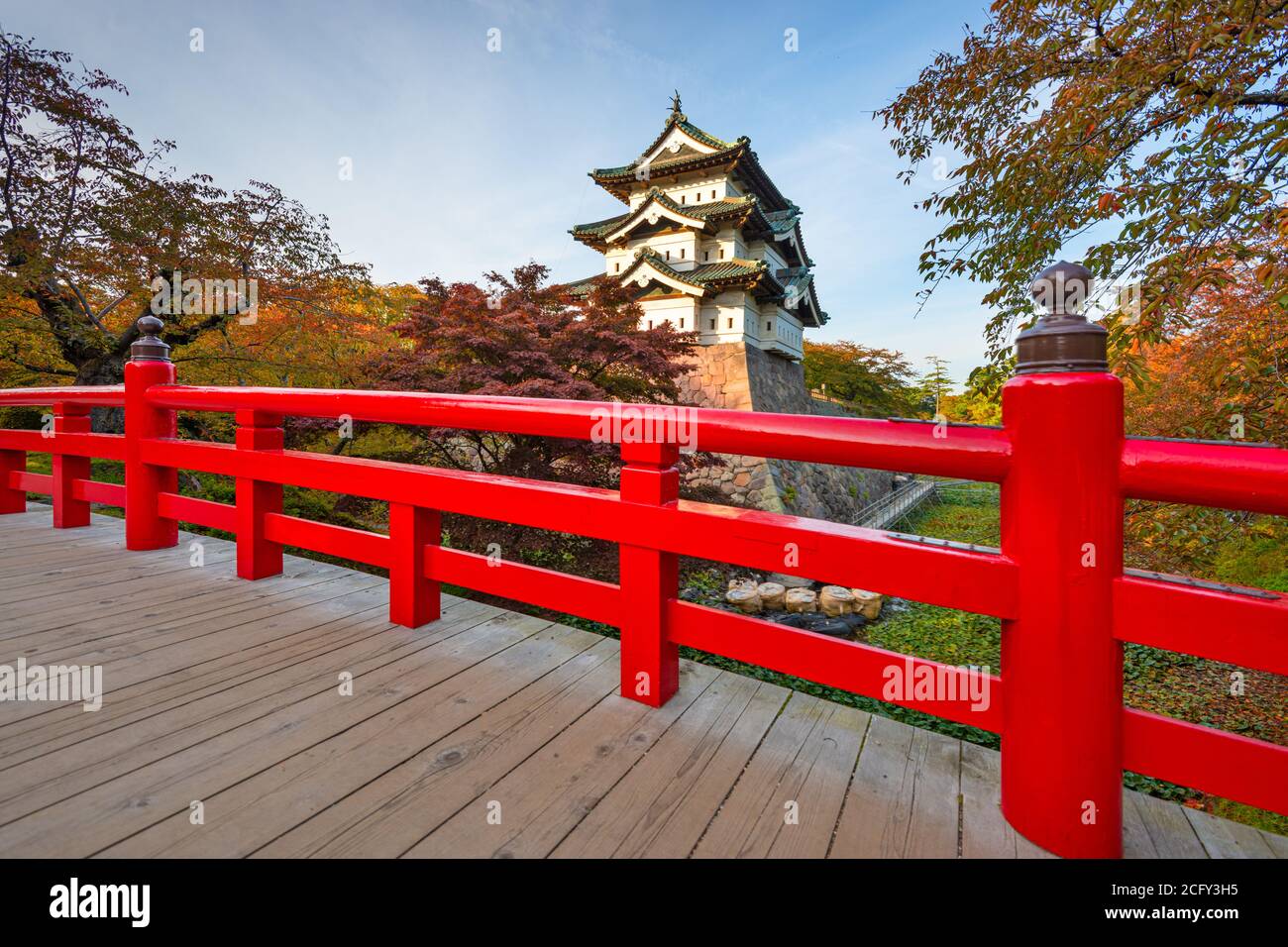 Hirosaki Schloss in Hirosaki, Japan im Herbst in der Dämmerung. Stockfoto