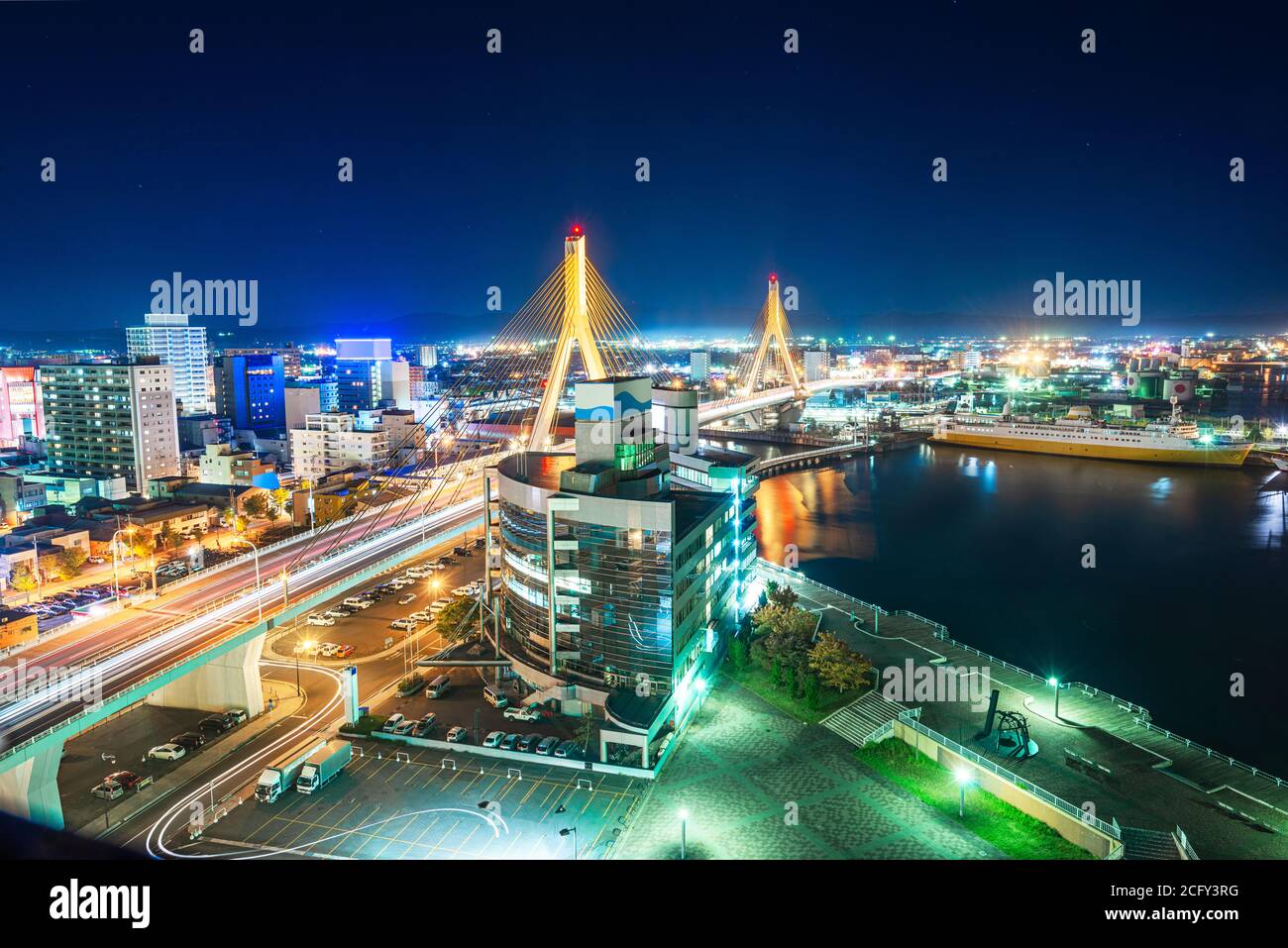 Aomori, Japan Stadtbild an der Bay Bridge bei Nacht. Stockfoto