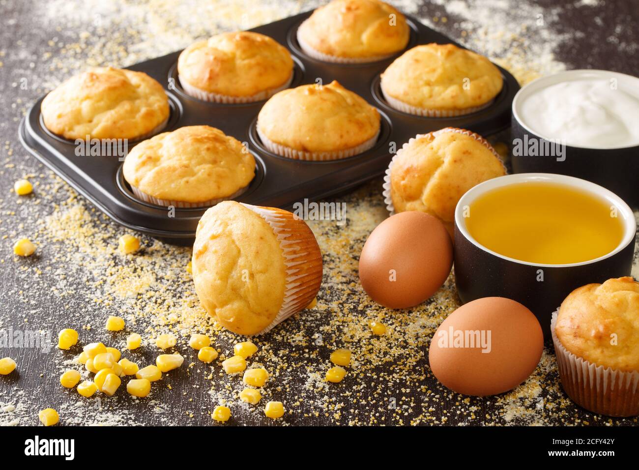 Rezept für Mais-Muffins in einer Auflaufform und Zutaten close-up auf dem Tisch. Horizontal Stockfoto