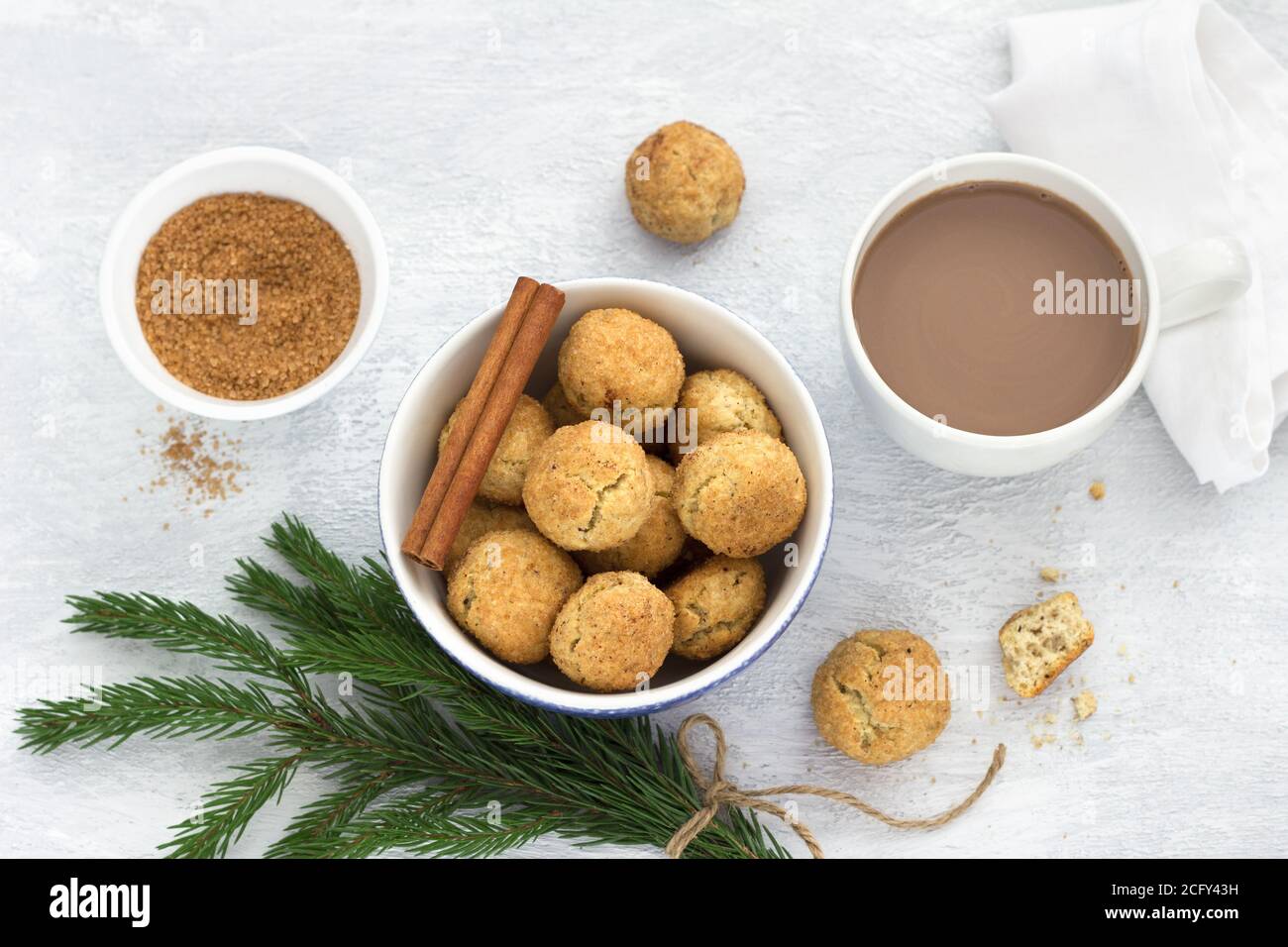 Frisch gebackene Snickerdoodle Plätzchen mit Zimt auf grauem Hintergrund, Draufsicht. Traditionelle amerikanische Plätzchen Stockfoto
