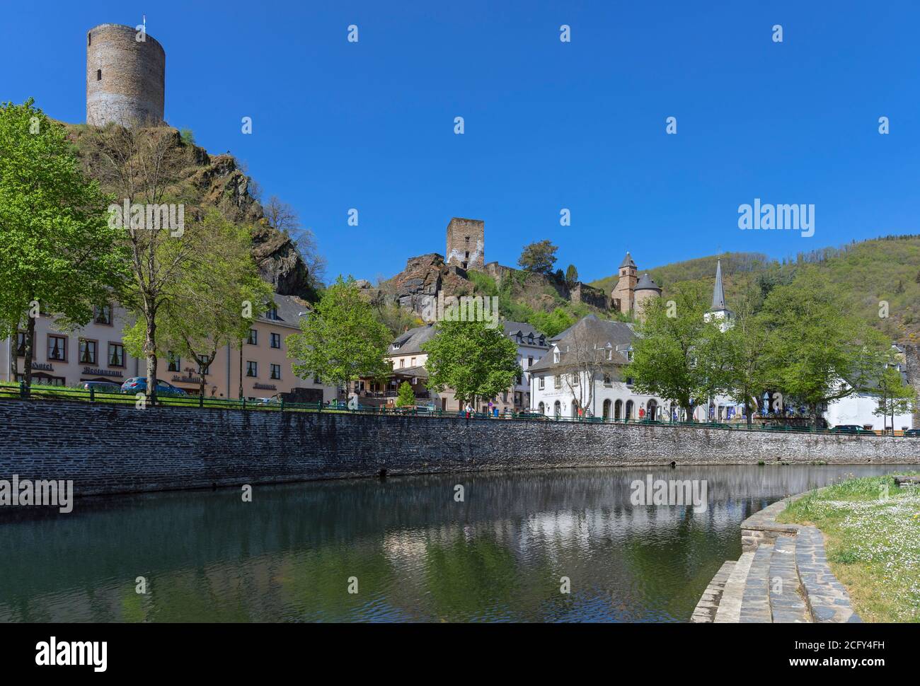 Europa, Luxemburg, Diekirch, Esch-sur-Sûre, Blick auf den Fluss Sûre und das Dorfzentrum Stockfoto