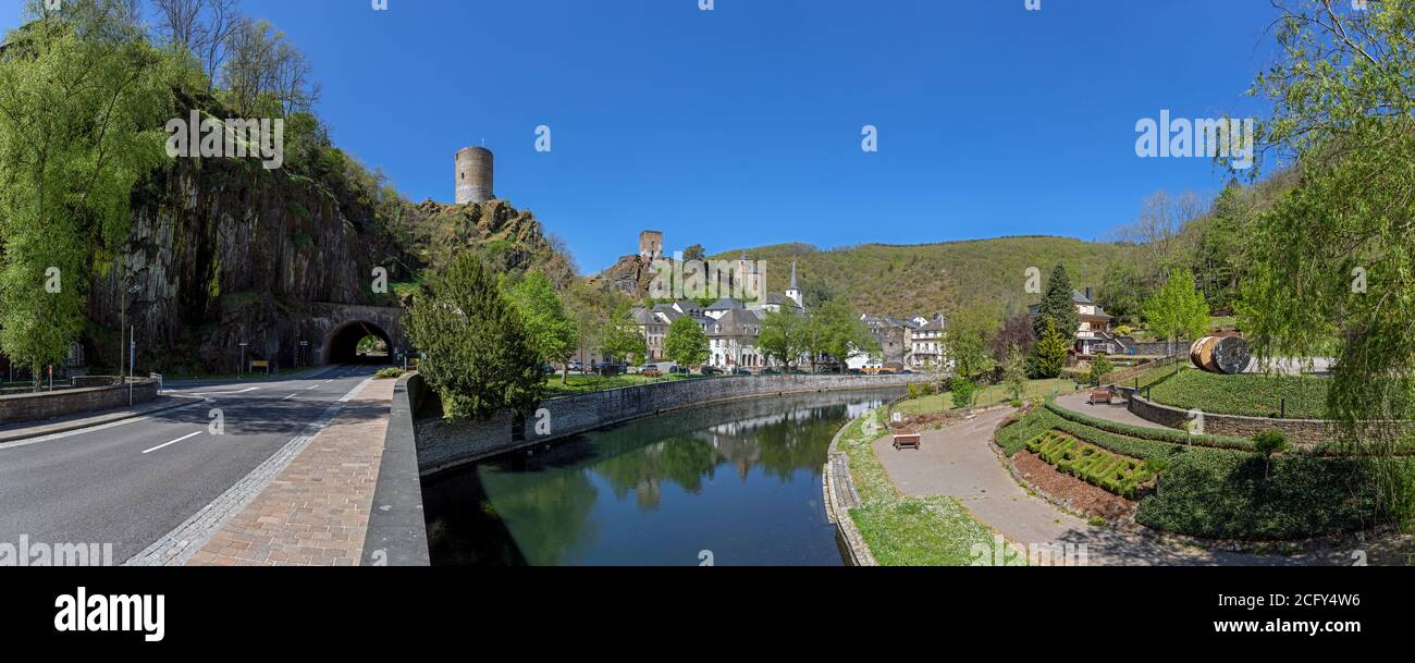 Europa, Luxemburg, Diekirch, Esch-sur-Sûre, Panoramablick auf den Fluss Sûre und das Dorfzentrum Stockfoto