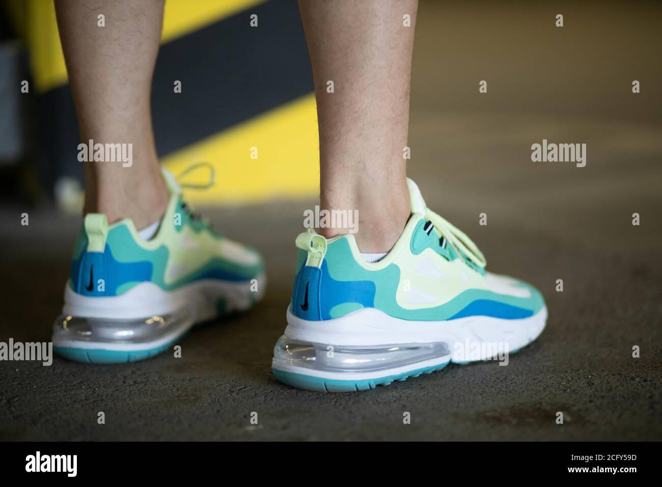 BRCKO DISTRI, BOSNIEN UND HERZEGOWINA - 01. Sep 2020: Details zu Nike Air Max 270 React Hyper Jade Sneakers. Stockfoto