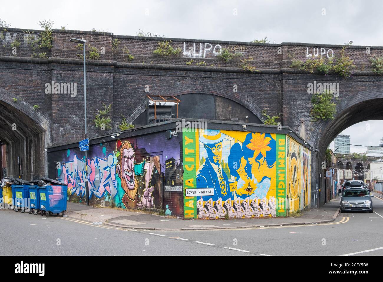 Straßenkunst auf Backsteinmauer an der Ecke der Adderley Street und Lower Trinity Street in Digbeth, Birmingham, Großbritannien Stockfoto