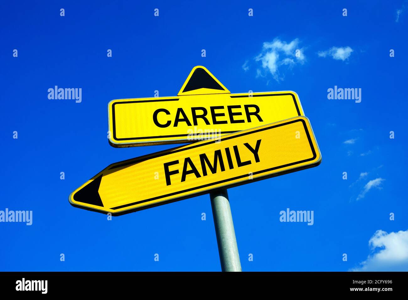 Karriere oder Familie - Verkehrszeichen mit zwei Optionen - Entscheidung, Familie zu etablieren und tun Haushaltung und Elternschaft oder Karriere und Beruf aufbauen Stockfoto