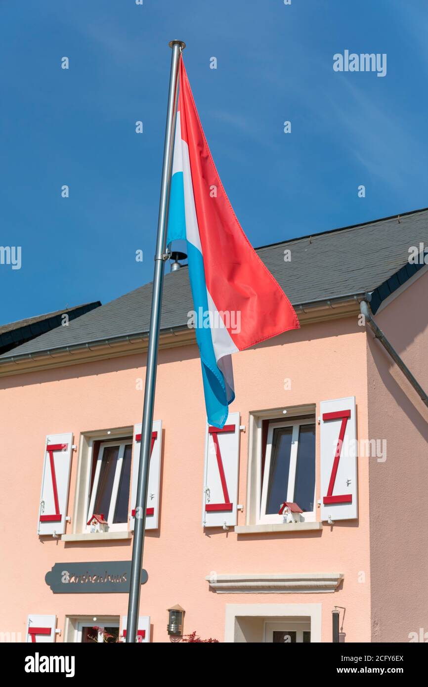 Europa, Luxemburg, Saeul, typisches Haus mit Nationalflagge von Luxemburg Stockfoto