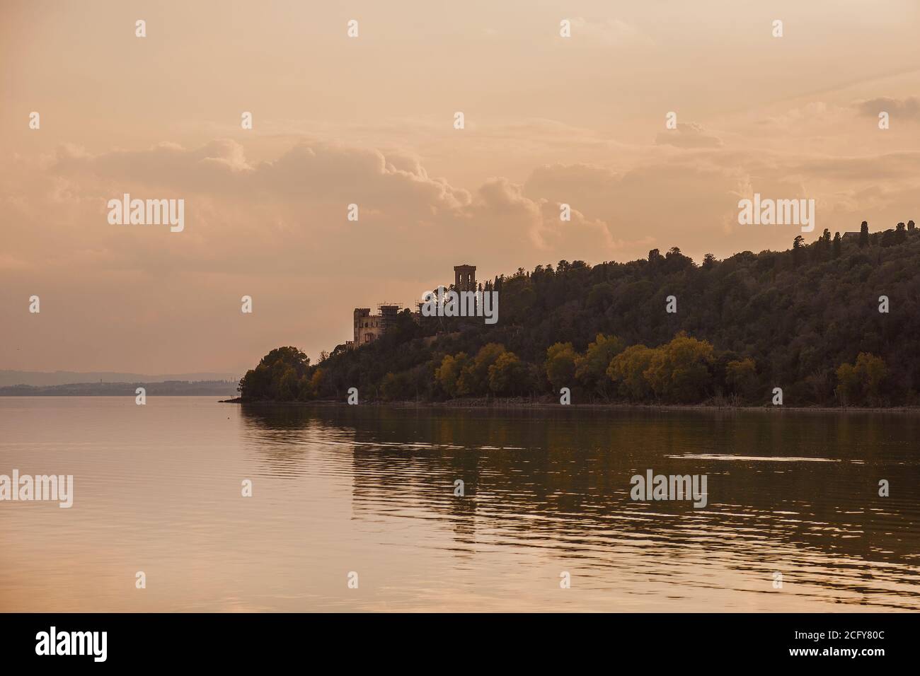 Romantisches Abendlicht über dem Trasimenischen See und der Isola Maggiore (Großinsel) mit alten Burgruinen in Umbrien Stockfoto