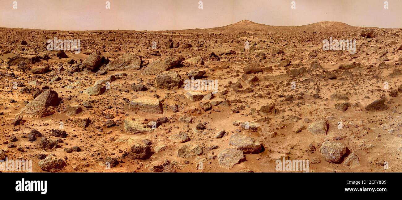 Die Mars Pathfinder Mission der NASA landete am 4. Juli 1997 auf dem Roten Planeten. Dieses Bild zeigt die Twin Peaks, bescheidene Hügel südwestlich des Landeplatzes Mars Pathfinder, die auf den ersten Panoramen der IMP-Kamera am 4. Juli entdeckt und anschließend in Viking Orbiter-Aufnahmen identifiziert wurden, die mehr als 20 Jahre zuvor aufgenommen wurden. Die Gipfel sind etwa 100 Fuß hoch (30-35 Meter). North Twin ist etwa 860 Meter (2800 Fuß) vom Lander entfernt, und South Twin ist etwa einen Kilometer entfernt (3300 Fuß). NASA/UPI Stockfoto