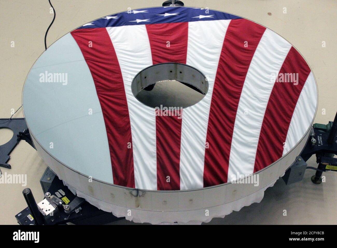 Der primäre Spiegel des römischen Weltraumteleskops Nancy Grace, der Licht von nah und fern kosmischen Objekten sammeln und fokussieren wird, ist fertig gestellt. Mit diesem Spiegel nimmt Roman atemberaubende Ausblicke auf den Weltraum auf, wobei das Sichtfeld 100 Mal größer ist als Hubble-Bilder. Roman wird durch Staub und weite Strecken von Raum und Zeit hindurch schauen, um das Universum mit Infrarotlicht zu studieren, das menschliche Augen nicht sehen können. Die Menge an Details, die diese Beobachtungen zeigen, hängt direkt mit der Größe des Spiegels des Teleskops zusammen, da eine größere Oberfläche mehr Licht sammelt und feinere Funktionen misst. In diesem im Stockfoto