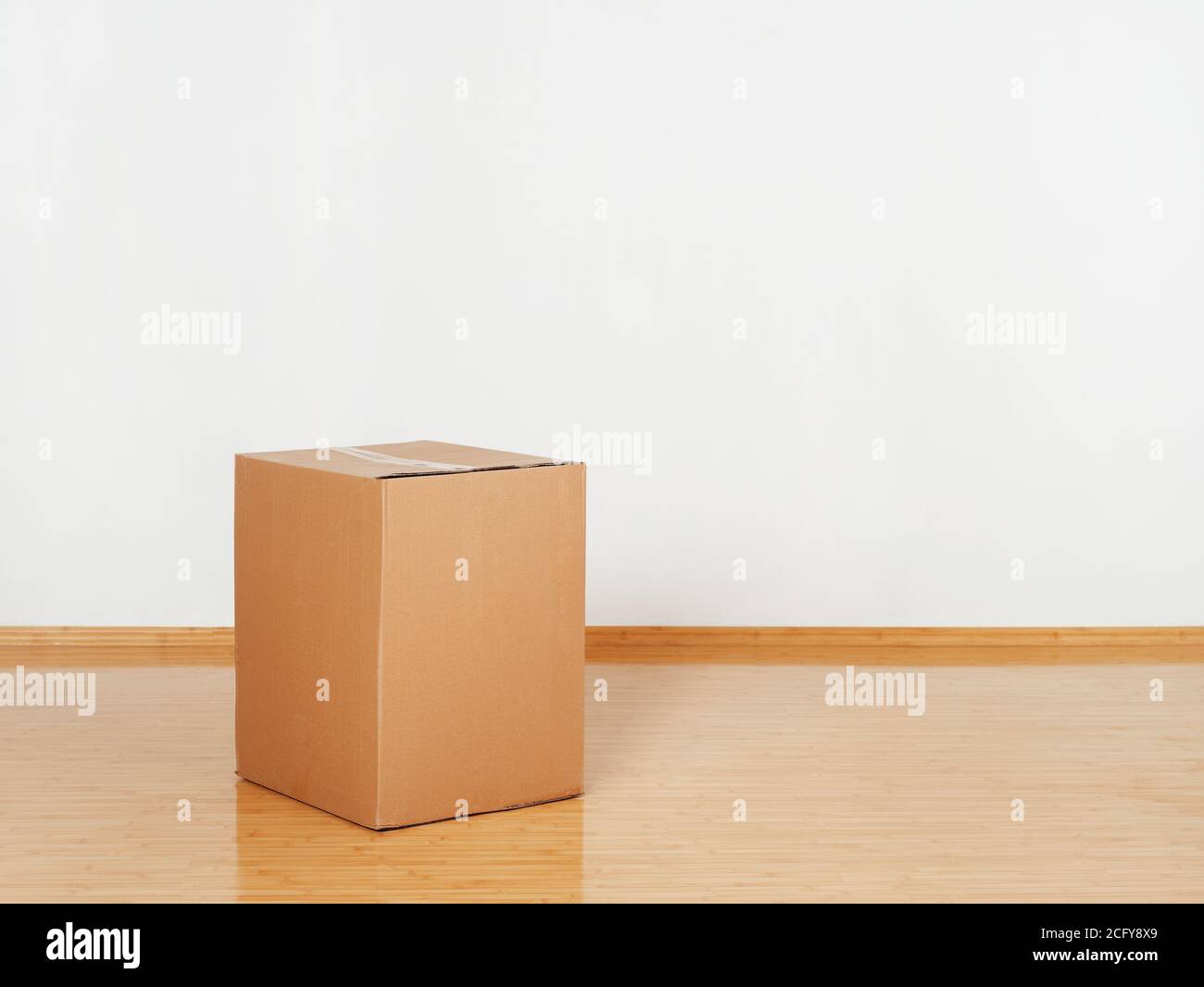 Umzugskiste auf dem Boden Stockfoto