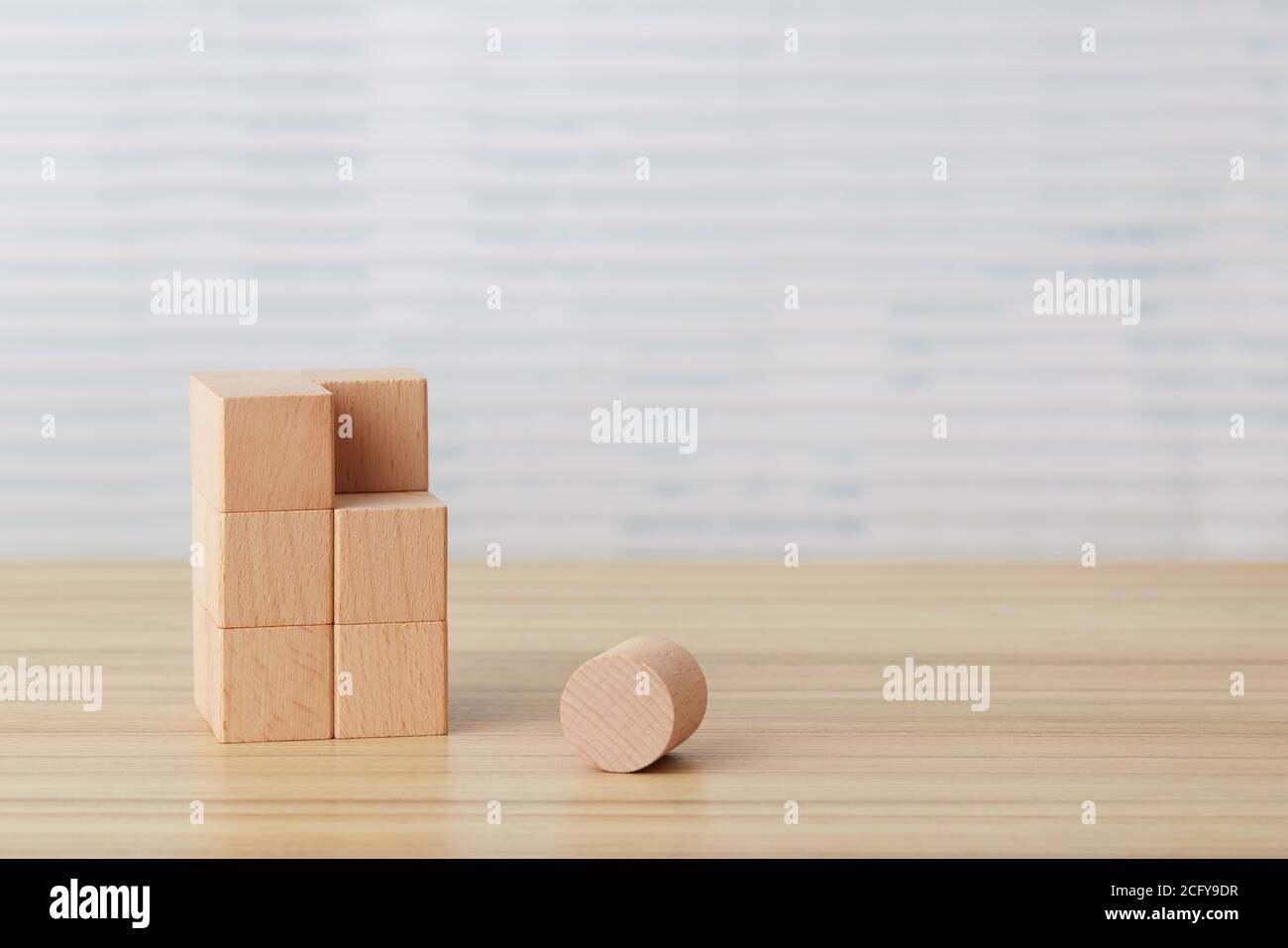 Holzkreis mit Holzwürfeln Stockfoto