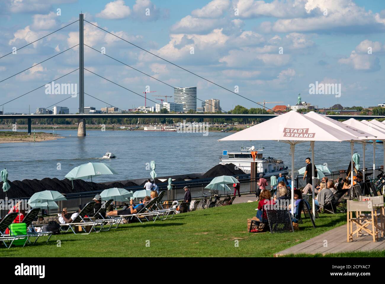 Stadtstrand, im Hintergrund die Oberkassler Brücke, am Rhein, Rheinpromenade entlang der Altstadt, Düsseldorf, NRW, Deutschland, Stockfoto