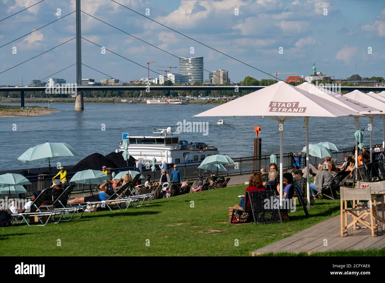 Stadtstrand, im Hintergrund die Oberkassler Brücke, am Rhein, Rheinpromenade entlang der Altstadt, Düsseldorf, NRW, Deutschland, Stockfoto